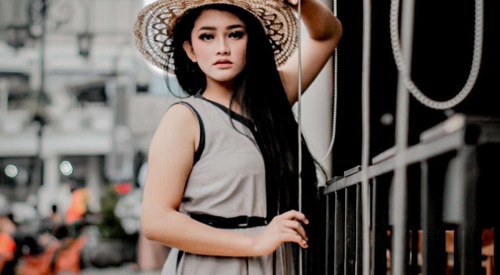 Femme élégante posant en robe tendance